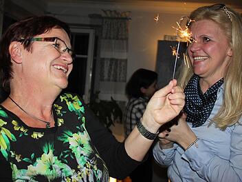 Susanne Grebner (rechts) bei ihrem Wahlsieg am Sonntag Abend. Am nächsten Morgen hatte sie sich bereits für ein Bürgermeister-Seminar eingeschrieben.  Foto: Schadeck