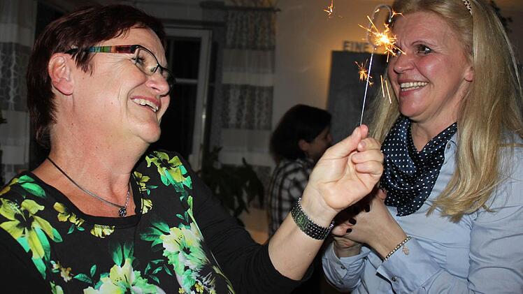 Susanne Grebner (rechts) bei ihrem Wahlsieg am Sonntag Abend. Am nächsten Morgen hatte sie sich bereits für ein Bürgermeister-Seminar eingeschrieben.  Foto: Schadeck