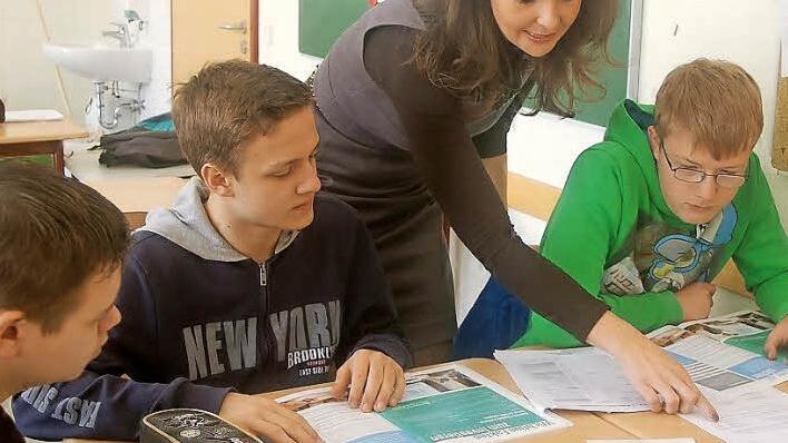 Die Schüler der Klasse 9b der Realschule CO 1 haben am bundesweiten Schülerbildungsprojekt "Fit für die Wirtschaft" teilgenommen und ihr Wissen rund um den Finanzmarkt vertieft. Von links: Nils Hofmann, Trainerin Christiana Biegner und Felix Hofmann. Foto: Gabi Arnold