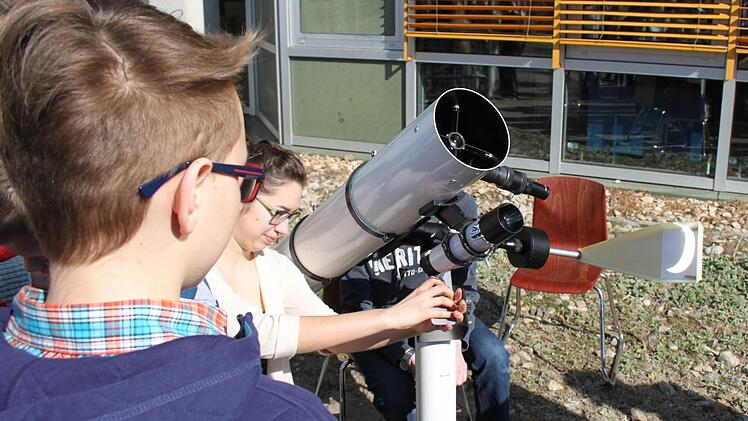 EGF-Schüler schießen Erinnerungsbilder mit dem Handy. Foto: Michael Memmel