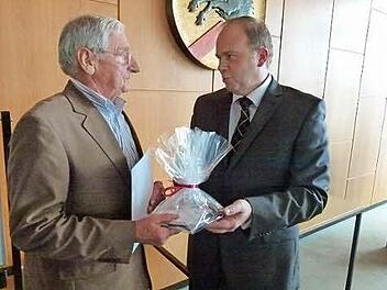 Helmut Hümmer (links) wurde von Bürgermeister Bernd Reisenweber für seinen Einsatz als Feldgeschworener mit der Ehrenurkunde des Bayerischen Finanzministeriums ausgezeichnet.  Foto: Lothar Weidner
