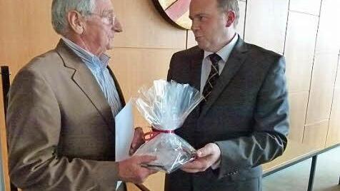 Helmut Hümmer (links) wurde von Bürgermeister Bernd Reisenweber für seinen Einsatz als Feldgeschworener mit der Ehrenurkunde des Bayerischen Finanzministeriums ausgezeichnet.  Foto: Lothar Weidner