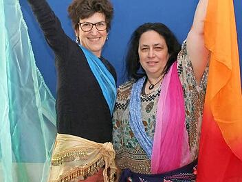 Entspannung und ein Kennenlernen des eigenen Körpers verspricht nach den Worten von Ria Lober (r.) der orientalische Bauchtanz. Im Bild mit Doris Welker von der Caritas Außenstelle Höchstadt.  Foto: Evi Seeger