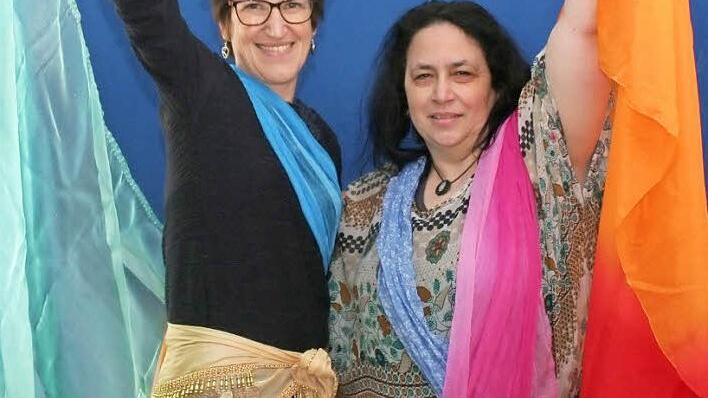 Entspannung und ein Kennenlernen des eigenen Körpers verspricht nach den Worten von Ria Lober (r.) der orientalische Bauchtanz. Im Bild mit Doris Welker von der Caritas Außenstelle Höchstadt.  Foto: Evi Seeger