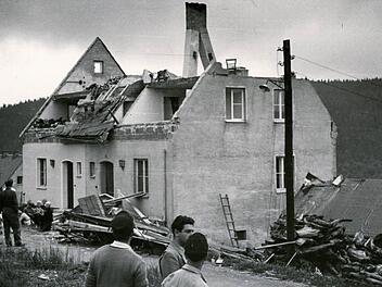 Schlimm traf es die Rennsteigklause in Kleintettau. Das Dach und das obere Stockwerk wurden völlig zerstört.