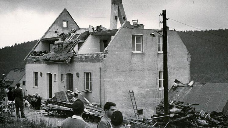 Schlimm traf es die Rennsteigklause in Kleintettau. Das Dach und das obere Stockwerk wurden völlig zerstört.