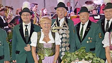 Königsproklamation (v. l.) Otto Trinkwalter (2. Schützenmeister), Matthias Korn (1.Ritter), Maria Trienkwalter, Schützenkönig Heribert Fröba, Vinzenz Neubauer (2.Ritter), Willy Fiedler (1.Vorstand), Silke Löffler