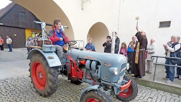 Ein Eicher-Dieselross bekommt seinen Segen.  Foto: Thomas Weichert