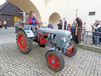 Ein Eicher-Dieselross bekommt seinen Segen.  Foto: Thomas Weichert
