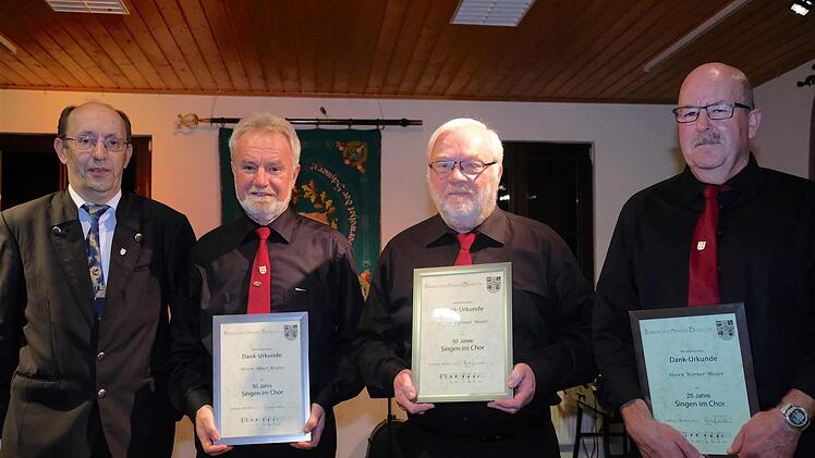 Siegfried Gottwald (von links) ehrte Albert Reuter und Dietmar Meder für 50 Jahre sowie Werner Meder für 25 Jahre aktiven Singens. Foto: Gerd Schaar