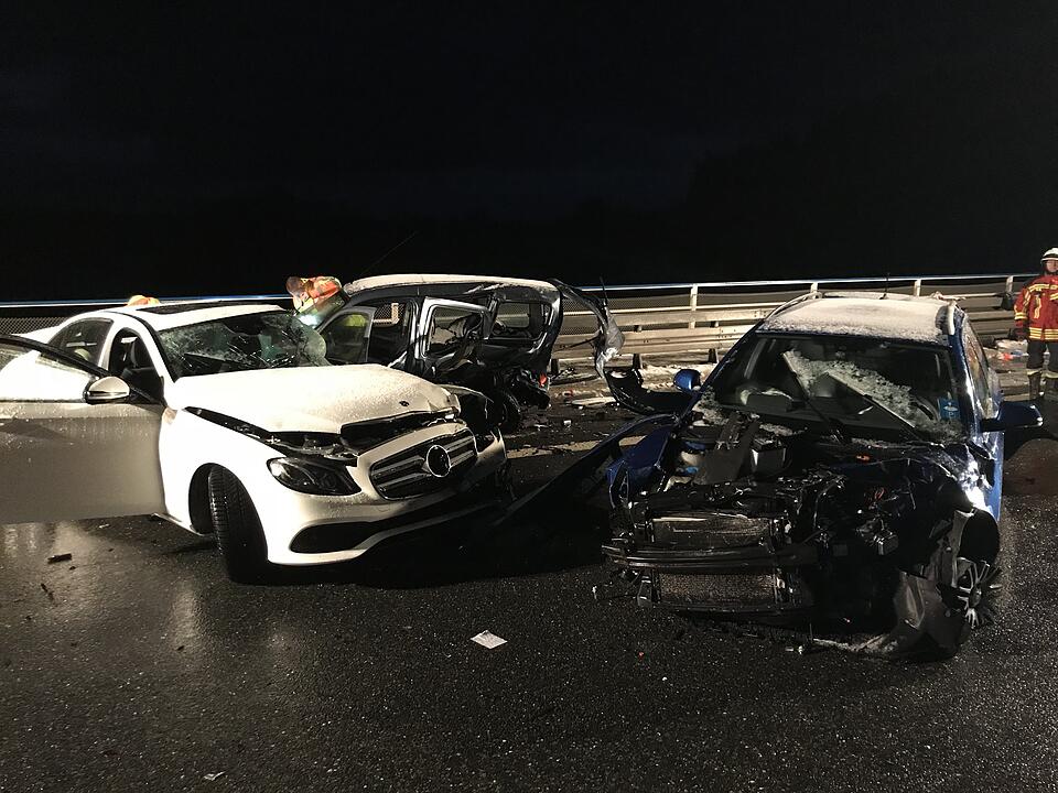 Tödlicher Unfall auf A9: Autos krachen  in Unfallstelle – Mann von Brücke geschleudert