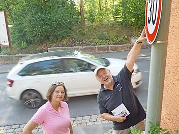 Birgit Völker und Karsten Wiese freuen sich, dass die neuen Schilder das Tempo der Autos am Kellerberg drosseln. Foto: Tina Meier