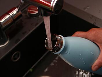 Leitungswasser in der Mehrweg-Trinkflasche: Umweltbewusster geht es nicht mehr. Foto: Jochen Nützel