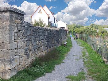 Der schmale Ludwig-Nüdling-Weg führt vom Jörgentor entlang der Stadtmauer  bis zum Oberen Tor. Foto: Dieter Britz