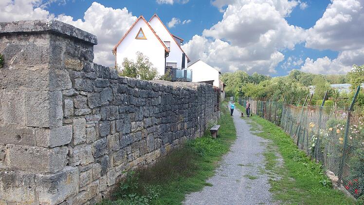 Der schmale Ludwig-Nüdling-Weg führt vom Jörgentor entlang der Stadtmauer  bis zum Oberen Tor. Foto: Dieter Britz