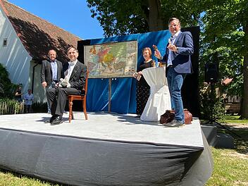 Jan Burdinski, Intendant des Fränkischen Theatersommers, Christoph Ackermann (Schauspieler), Jutta Rauter (FTS), Karsten Fischkal (v.l.) freuen sich auf den Start in die neue Theatersaison.Johanna Blum
