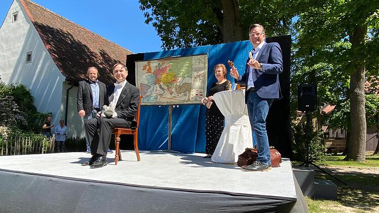 Jan Burdinski, Intendant des Fränkischen Theatersommers, Christoph Ackermann (Schauspieler), Jutta Rauter (FTS), Karsten Fischkal (v.l.) freuen sich auf den Start in die neue Theatersaison.Johanna Blum