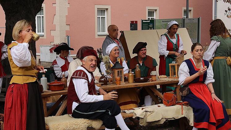 Stilecht wirkten die Marketenderinnen und Landsknechte in ihren Uniformen und Gewändern. Foto: Dieter Britz