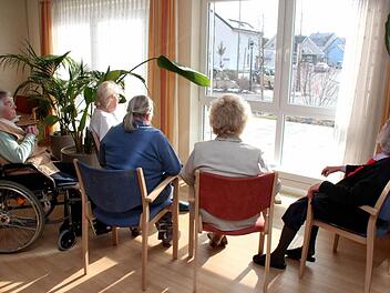 Oft sitzen die Senioren am Fenster und warten sehnlichst auf Besuch. Der Kinoabend soll eine willkommene Abwechslung bieten. Foto: Johanna Blum