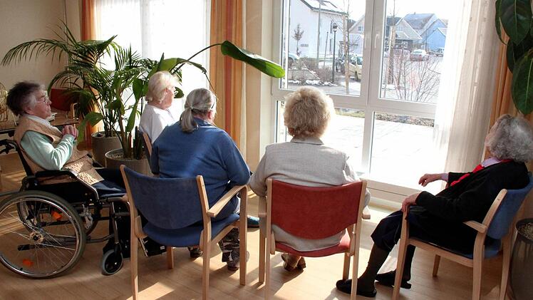Oft sitzen die Senioren am Fenster und warten sehnlichst auf Besuch. Der Kinoabend soll eine willkommene Abwechslung bieten. Foto: Johanna Blum