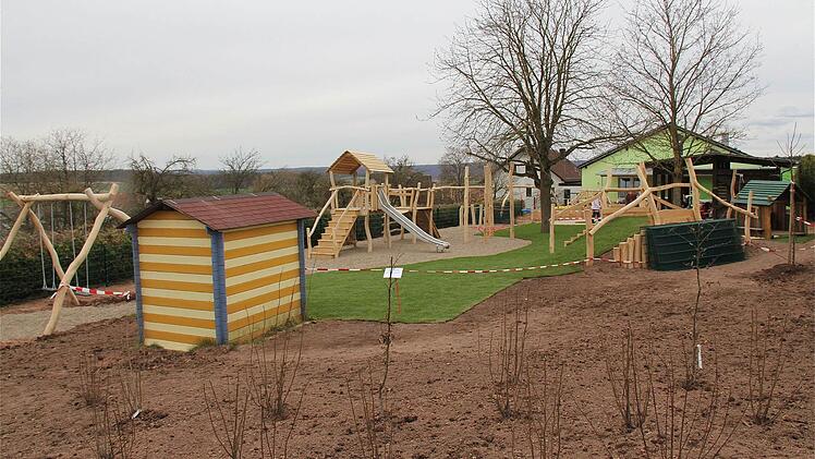 Noch heißt es in der neuen Anlage "Betreten verboten", doch schon bald dürfen die Kinder das Außenareal stürmen.