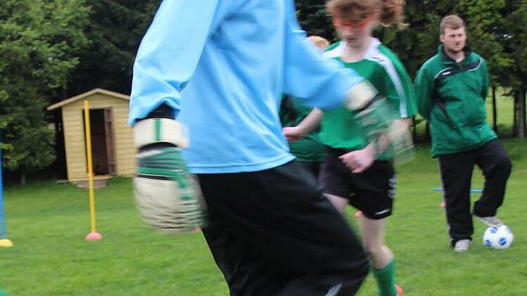 Julia Heinz übt die Technik der Ballbeherrschung.