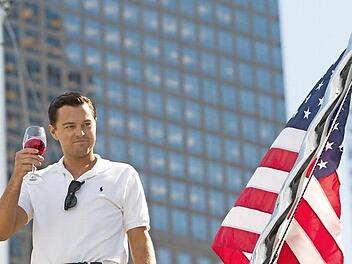 "The Wolf of Wall Street": Als junger Börsenmakler in New York träumt Jordan Belfort (Leonardo DiCaprio) den amerikanischen Traum und wacht auf in der korrupten Realität des Kapitals, das nur eine Maxime kennt - hemmungslose Habgier (Bundesstart: 16. Januar). Foto: Universal