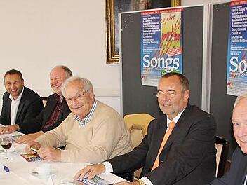 Ado Schlier (Mitte), der künstlerische Leiter der "Songs", gab am Donnerstagnachmittag bekannt, welche Künstler 2015 auf der Klosterwiese auftreten werden. Gemeinsam mit (von links) MdL Jürgen Baumgärtner, Prof. Hans-Peter Niedermeier von der Hanns-Seidel-Stiftung, Bad Staffelsteins Bürgermeister Jürgen Kohmann und stellvertretendem Landrat Helmut Fischer machten sich die Organisatoren der "Songs" Gedanken über den Fortbestand des Liedermacherfestivals über 2015 hinaus. Foto: Matthias Einwag