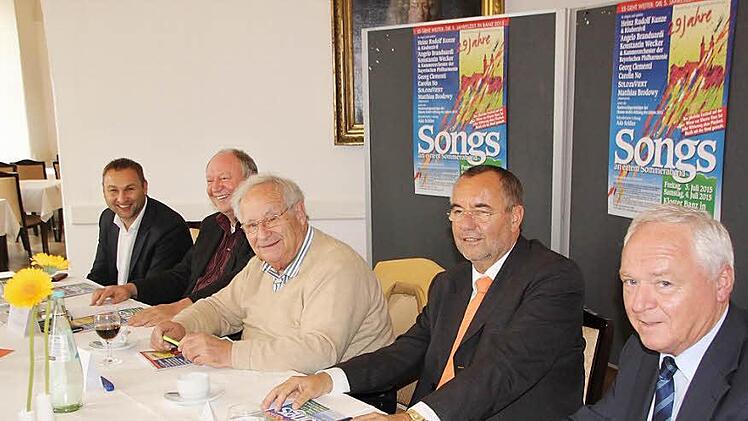 Ado Schlier (Mitte), der künstlerische Leiter der "Songs", gab am Donnerstagnachmittag bekannt, welche Künstler 2015 auf der Klosterwiese auftreten werden. Gemeinsam mit (von links) MdL Jürgen Baumgärtner, Prof. Hans-Peter Niedermeier von der Hanns-Seidel-Stiftung, Bad Staffelsteins Bürgermeister Jürgen Kohmann und stellvertretendem Landrat Helmut Fischer machten sich die Organisatoren der "Songs" Gedanken über den Fortbestand des Liedermacherfestivals über 2015 hinaus. Foto: Matthias Einwag