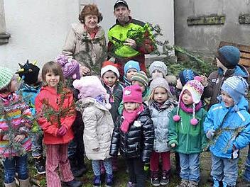Kindergartenleiterin Margaretha Gwosdek (hinten links) bedankt sich mit den Kindern des Kindergartens St. Katharina, bei Daniel Gerstner (hinten Mitte) für dessen ehrenamtliches Engagement und seine Spenden für den Kindergarten. Foto: K.- H. Hofmann