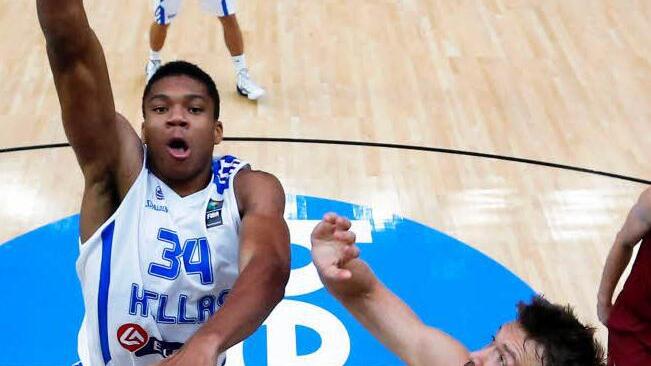 Giannis Antetokounmpo erzielt gegen den lettischen Topscorer Kristaps Janicenoks zwei Punkte. Foto: Sebastien Nogier/dpa