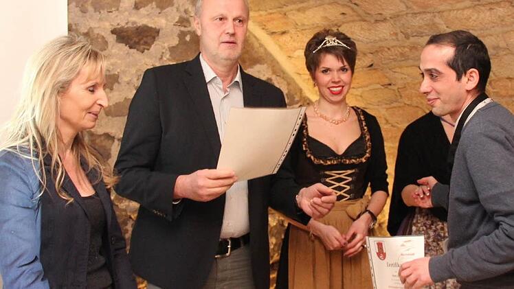 Shadi Assam freut sich über die Urkunde (von li: Sandra Hammer, Gerald Brehm, Karpfenkönigin Katrin I.)Foto: Johanna Blum