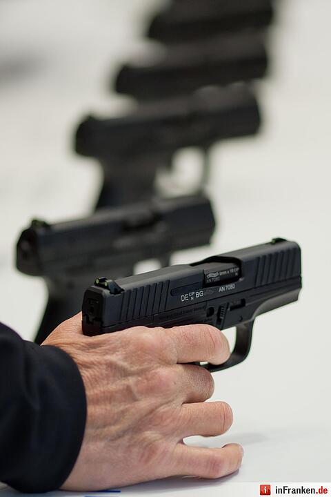 präsentieren bis 7. März mehr als 1400 Aussteller Jagd- und Sportwaffen, Munition, Messer, Outdoor-Bedarf und Zubehör. Foto: Daniel Karmann/dpa