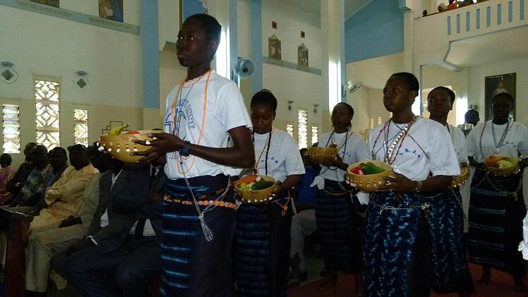 Junge Frauen brachten tanzend die Gaben zum Altar.