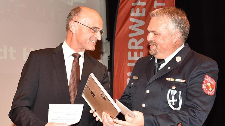 Landrat Wilhelm Schneider (links) überreichte dem Kommandanten der Freiwilligen Feuerwehr Haßfurt, Martin Volpert, die Dankurkunde des Landkreises Haßberge.