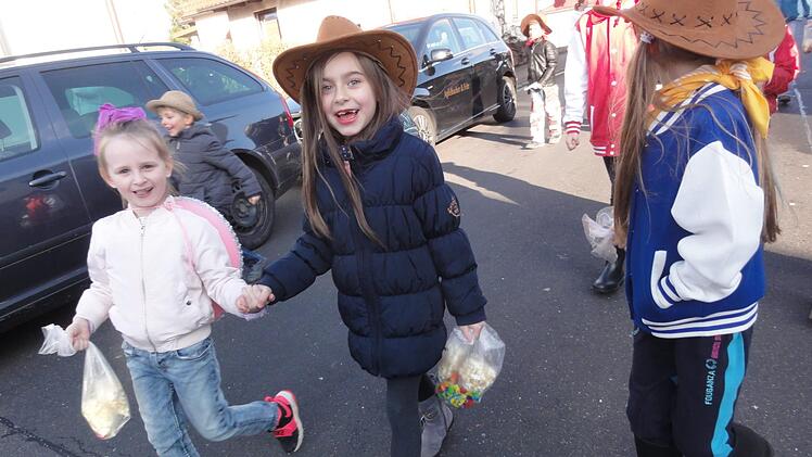 Ein Faschingsumzug nur für Kinder, organisiert vom FC Viktoria in Poppenroth. Wolfgang Wimmel