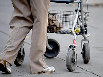 Zunehmend mehr Menschen nutzen heute einen Rollator. Aber damit  richtig umzugehen, will gelernt sein.   Britta Peddersen, dpa