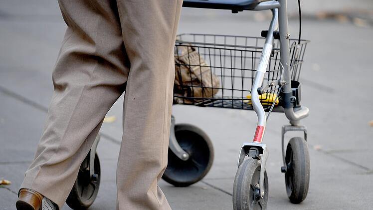 Zunehmend mehr Menschen nutzen heute einen Rollator. Aber damit  richtig umzugehen, will gelernt sein.   Britta Peddersen, dpa
