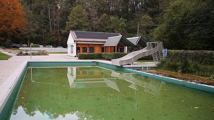 Mit dem Fortschreiten der Arbeiten am neuen Naturbad in Autenhausen zeigen sich die Verantwortlichen vom Förderverein bei der Hauptversammlung am Samstag trotz coronabedingter Pause zufrieden. Becken, Außenanlagen und Kioskgebäude sind weitgehend fertigstellt. Allerdings verliert das Schwimmbecken seit kurzem Wasser. Noch wurde die Ursache nicht lokalisiert. Foto: Bettina Knauth