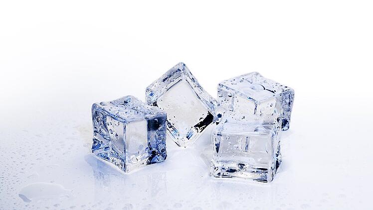Eiswürfel helfen beim Eindämmen des Knutschflecks.