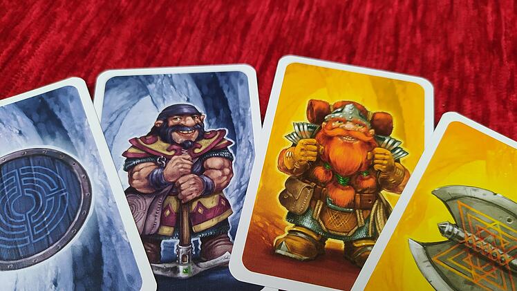 Spiele-Test Saboteur-The Dark Cave: kartenbasiertes Tunnel-Legespiel mit Fantasy-Setting