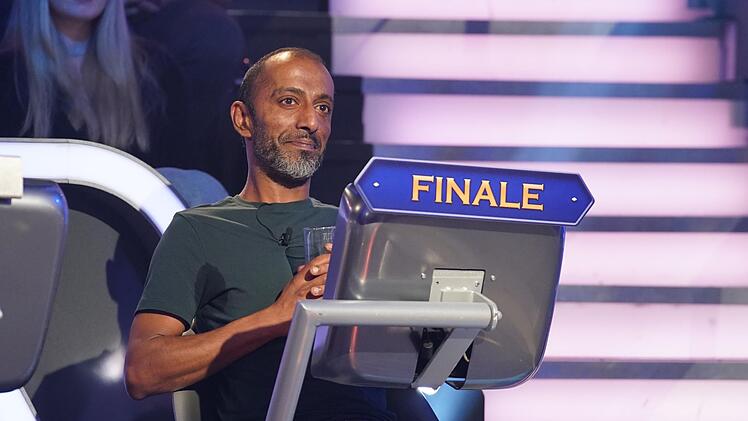 Mit einem Bierchen und 32.000 Euro schafft es Sanjeev Rajapreyar ins Finale.
