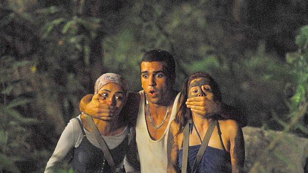 Sind das etwa Kannibalen? Cem (Elyas M'Barek), Lena (Josefine Preu&szlig;, rechts) und Yagmur (Pegah Ferydoni) sind auf einer Insel mit Urwald gestrandet.