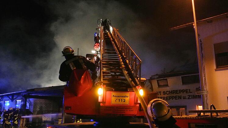 In diesem Anwesen in der Hellinger Hauptstraße brannte die Schreinerei (Mitte); das angrenzende Wohnaus (rechts) sowie weitere Fabrikationsgebäude (links) konnten durch die Feuerwehren vor den Flammen weitgehend geschützt werden.
