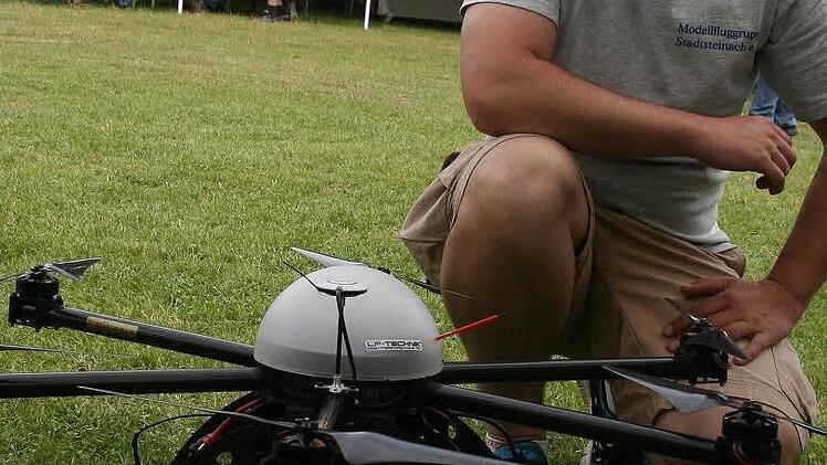 Der Stadtsteinacher Clubvorsitzende Ingo Bär mit seiner fliegenden Kamera.