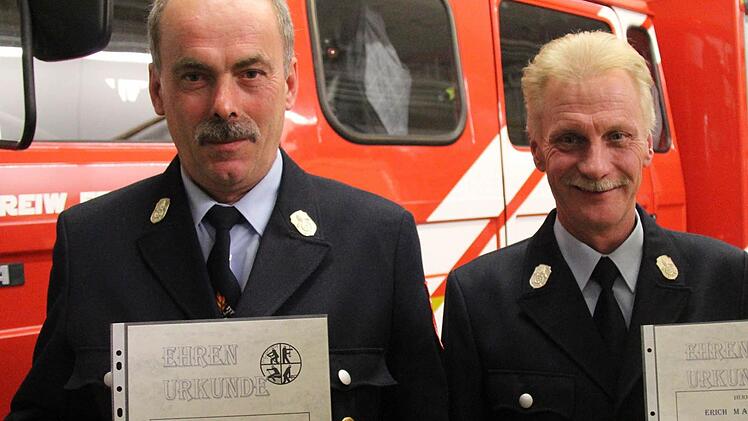 Mit Dankesurkunden wurden (von links) die ehemaligen Kommandanten Otto Winter und Erich Markart verabschiedet.