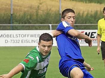 Gerald Kalb (blaues Trikot) brach den Bann mit seinem Elfmeter zum 1:0 für den VfL Frohnlach in der Partie gegen den Neuling SpVgg Ansbach.