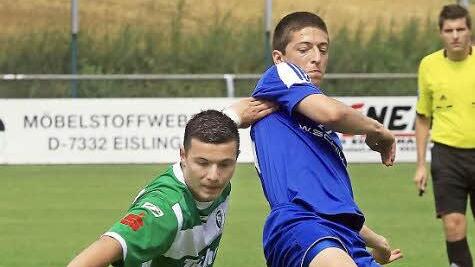 Gerald Kalb (blaues Trikot) brach den Bann mit seinem Elfmeter zum 1:0 für den VfL Frohnlach in der Partie gegen den Neuling SpVgg Ansbach.