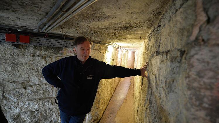 Intendant Michael Lerchenberg in einem der Gänge unter der Naturbühne Fotos: Ronald Rinklef