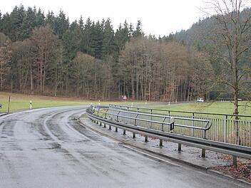 Eigentlich sollte die Kreisstraße nach der Kremnitzbrücke kerzengerade durch den Fels getrieben werden, künftig macht sie einen kleinen Schlenker nach rechts und führt dann durch den nicht mehr so hohen Felsen. Alle Bäume zwischen der neuen Trasse und dem Kremnitzbach werden entfernt.  Foto: Friedwald Schedel
